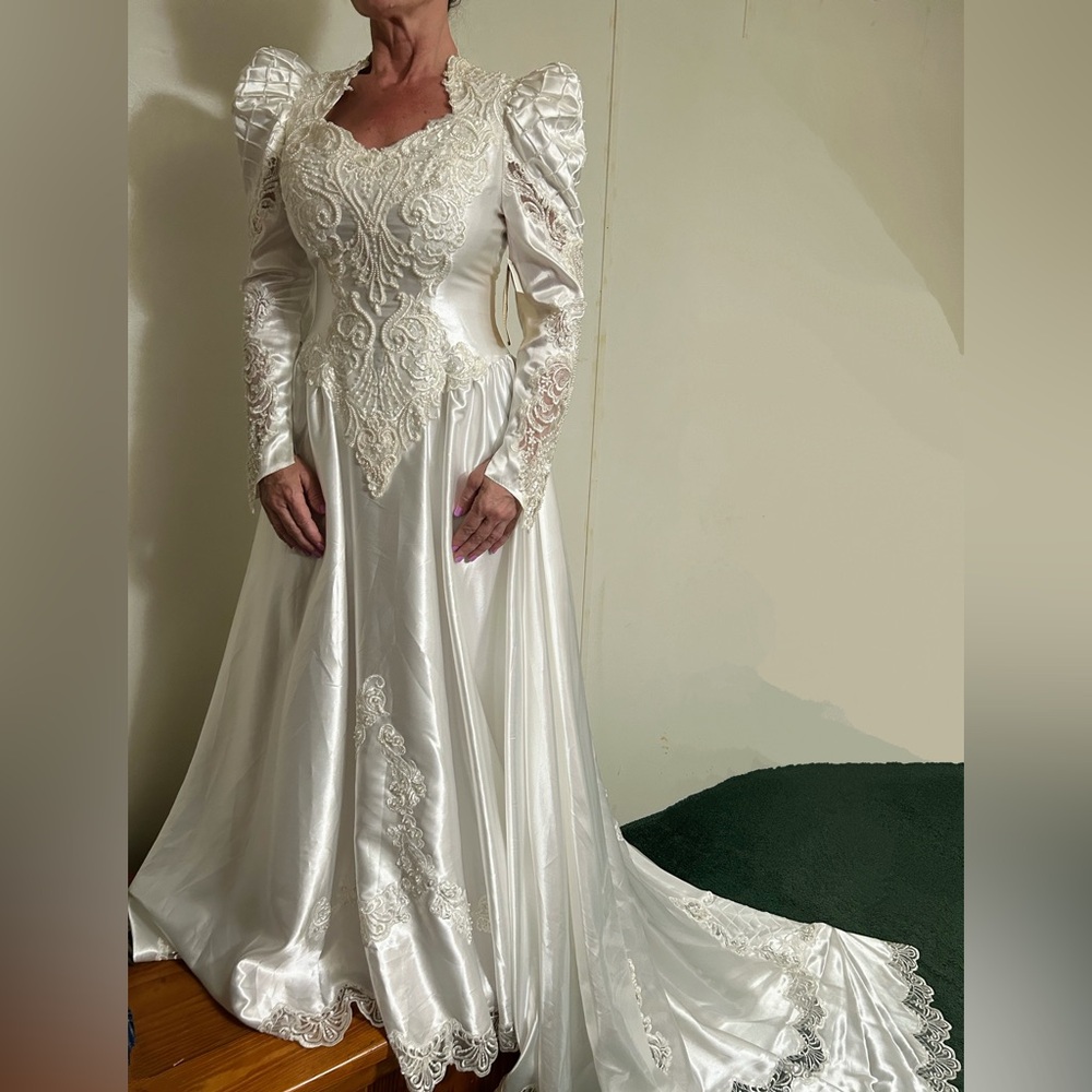 👑 NWT Elegant White Vintage Wedding Gown – A Regal Statement of Grace